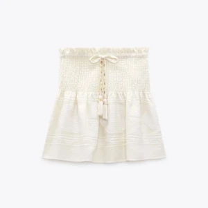 Vit kjol från zara - Supersöt kjol från zara som inte säljs längre! Snörena har små stenar på sig och de är resår i midjan, aldrig använd och säljer därför!💕