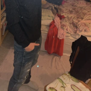 Blå slitna jeans  - Säljer ett par blå jeans med slitningar och tvättade detaljer. Jeansen har normal passform Perfekta för en som är ute efter en stockholmstil och passar till det mesta.