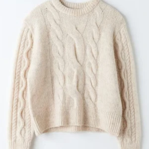 Grå stickad tröja - Säljer en likadan tröja som på bilden fast i grå, aldrig använd!💕 den är från ginas barnavdelning i st 158/164 men skulle säga att den är som xs-s-m beroende på vilken passform man vill ha!