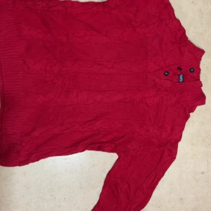 Red CHAPS sweater  - Irl Colour: Red (See 2nd for image for best representation of colour)  UK Size: (XL) (please measurements for reassurance)   Material: 100% Cotton  BUY NOW IS ON  Thanks,