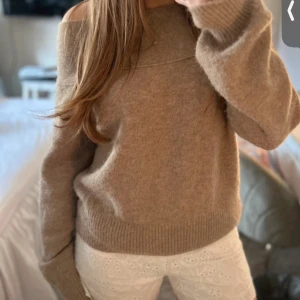 Beige offshoulder stickad tröja - Superfin beige stickad tröja med offshoulder-design och långa ärmar från Arket, storlek Xs och helt oanvänd☺️nypris: 780kr