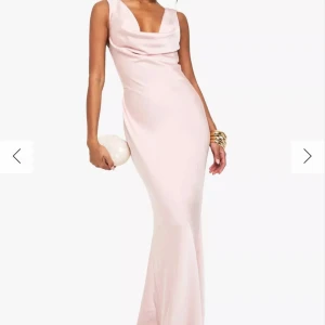 Elegant långklänning från boohoo.  - Elegant ljusrosa långklänning med draperad urringning och öppen rygg i storlek 40. Klänningen har en figurnära passform och är i satin. Köptes på Boohoo för 700 kr och säljer då den inte passar. NY MED PRISLAPP!!