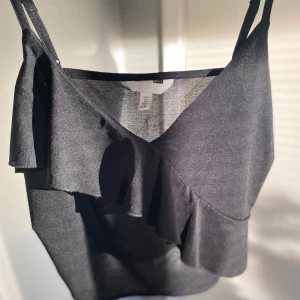 Topp med volang - Super fin och nästan aldrig använd! Den är inte genomskinlig det är bara ljuset som gjorde att det ser ut så, på är den inte genomskinlig alls🩷