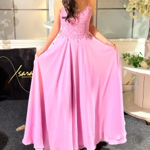 Rosa balklänning  - Säljer min rosa balklänning då den inte kommer till användning. Den är köpt på zalando och märket är Mascara, Endast använd en gång och i väldigt fint skick, har endast kortat ner axelbanden lite då de var väldigt långa! Jag är 171cm och har klackar på bilden som referens❤️