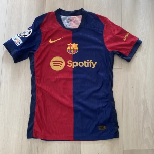 FC Barcelona matchtröja Gavi #6 - Säljer en officiell FC Barcelona matchtröja med Gavi #6 på ryggen. Enligt mig en av de snyggaste Barca tröjorna någonsin. Jag har använt den typ två gånger och den näst intill nyskick då jag inte ser några skavanker. 