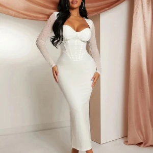 Klänning med pärlor  - Jättefin studentklänning med pärlor på armarna och slits i storlek S. Aldrig använd, prislappen är kvar, säljer då jag redan har en studentklänning🩷