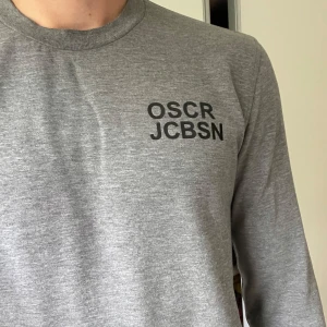 Oscar Jacobson tröja - Säljer denna som jag vuxit ur. Väldigt sparsamt använd, inga rynkor som inte ett strykjärn klarar av. Bra material och en skön varm tröja inför kommande säsong. Fritt fram att höra av dig vid frågor ev andra bilder osv💪