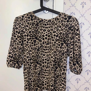 Fin t-shirt med leopard tryck - Väldigt fin har använt upp till 2 gånger☺️