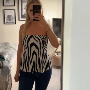 bandeau - Säljer denna super snygga tubtoppem med Zebramönster som är ifrån Mango! Den är i storlek S och den har aldrig använts, prislappen är kvar! Orginalpris 429kr 