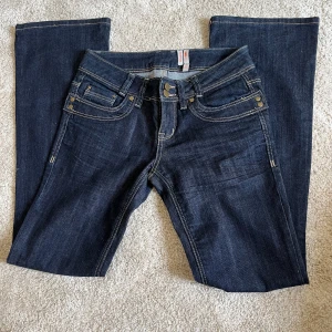 mörkblå bootcut jeans - Snygga mörkblåa bootcut jeans. Köpte på Plick men de va för små. Så säljer vidare. Dragkedjan är trasig men det är något som enkelt går att fixa med skräddare 💞det är inget som syns tydligt när man har på sig byxorna. Köpte jeansen för 700kr så sänker priset pga skadan💞