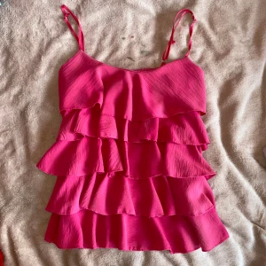 Rosa volang topp💕 - Jättefin rosa volang topp som tyvärr inte kommit till användning💕 står ingen storlek på lappen men skulle säga att den passar XS/S/M💕 helt oanvänd! PRIS GÅR ATT DISKUTERA!!!