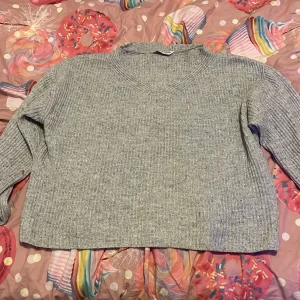 Grå stickad tröja i ull/bomull M - Mysig grå stickad tröja i ull- och bomullsblandning. använd 2gånger