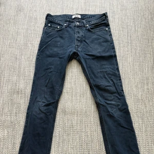 Acne jeans - Ett par mörkblåa jeans ifrån acne studios. Storlek 31/32 och väldigt bra skick helt utan defekter. Dom ser svarta ut på bilden, men dom är bara väldigt mörkblåa, nästan svarta.