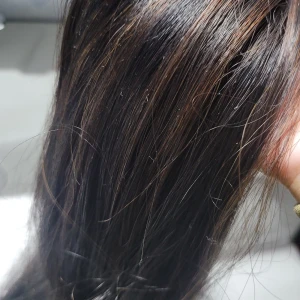 Svart löshår Keratin - äkta hår!  - Säljer ett långt, rakt löshår i svart med mörkbruna slingor med naturlig glans. Perfekt för att ge extra volym och längd till din frisyr. Löshåret är mjukt och lätt att styla. Passar dig som vill ha en naturlig look med mörka toner. 95 g, vissa sitter fästen kvar på (Keratin) men lätt att klippa bort och sätta fast på nytt. 