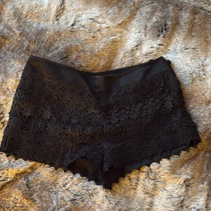 Shorts med brodyr  - Fina och festliga svarta korta shorts med fint brodyr. Sparsamt använda. True i stolek.
