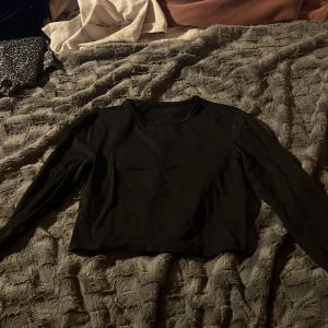 Svart croppad långärmad topp från SHEIN - Basic svart cropad långärmad tröja, jätte skön och strechig 