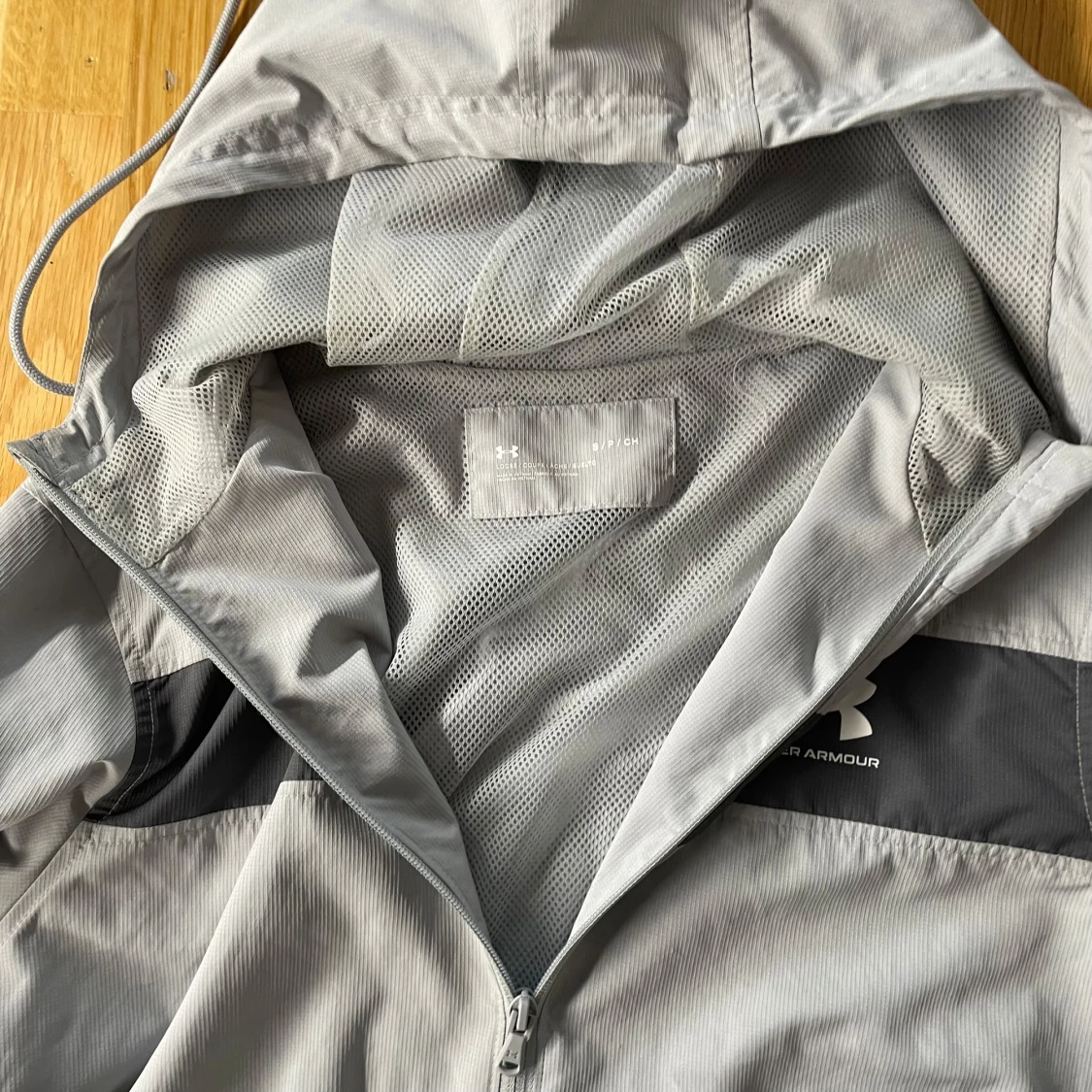 Ljusgrå vindjacka från Under Armour - 2