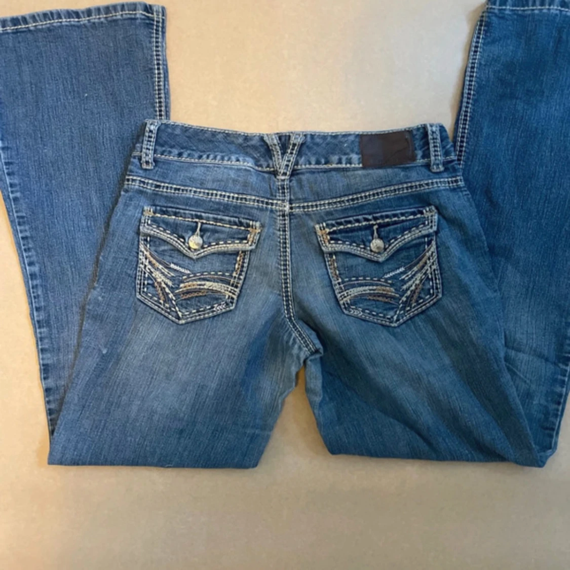 Blå jeans med broderade bakfickor bootcut lågmidjade  - 3