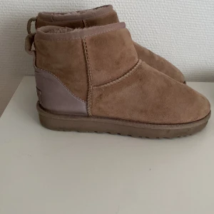 UGGs i beige/puderrosa mocka - Äkta UGGS I den låga modellen, mycket sparsamt använda då de är för stora för mig men jag inte kunde återlämna dem! Färgen är beige med en rosaaktig ton🦋🙈
