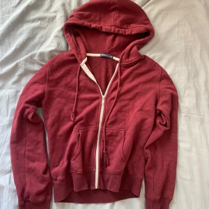 Zip tröja  - Super söt zip up tröja från Brandy Melville💋Har använts mycket men inga tecken på större slitage och inget är sönder