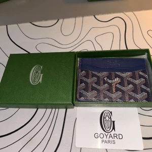 Mörk blå korthållare  - En snygg plånbok från hm. Mörk blå, kommer med ”box” och certifikat. Bara höra av sig om ni vill veta mer information eller om ni vill ha fler bilder😇