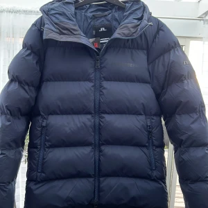 J lindeberg jacka - Säljer denna helt nya och riktigt skygga J Lindeberg jacka! Size: small! Passe för dig runt 180-187! Den är stor, tjock och varm o go! Perfekt vinterjacka! Nypris 4000 vi säljer exakt samma jacka helt ny för 2700! 