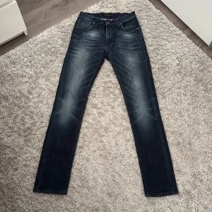 Nudie jeans Thin Finn  - Skick: 10/10 | Storlek: 27/32 | Passar perfekt för dig som är 165-170 | Modellen på bilden är 170 | Nypris: 2300| Mitt pris: 900 | Pris kan diskuteras vid snabb affär! | Hör av er vid frågor eller minsta lilla fundering 🤩🙌
