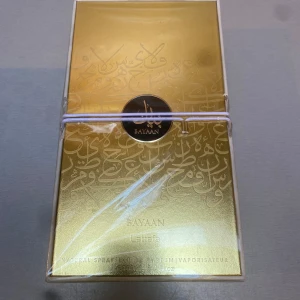 Bayaan parfym från Lattafa - Exklusiv parfym Bayaan från Lattafa i en lyxig guldfärgad förpackning med arabiska mönster och detaljer. Förpackningen är elegant och har en modern känsla, perfekt för dig som gillar unika dofter och snygg design. Innehåller 100 ml Eau de Parfum. Dubai version äkta 