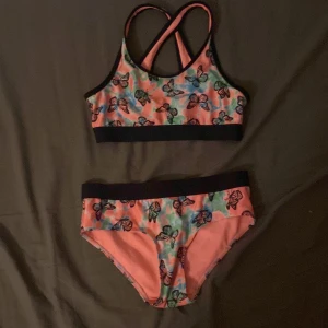 En super fin bikini i storlek 146/152 - En super fin bikini från H&M i storlek 146/154. En gång använd. 