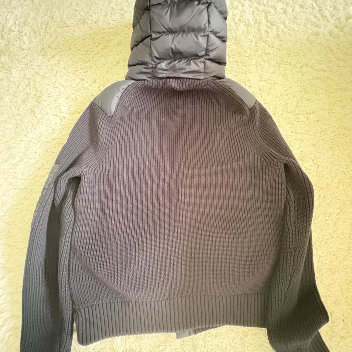 Grå Moncler puffer med stickade ärmar - 3