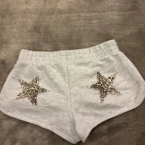 Grå shorts med leopardstjärnor Subdued - Grå mjuka shorts från Subdued med elastisk midja och två stora stjärnor i leopardmönster. Köpare betalar för frakt alltså pris 150 plus frakt❤️ säljer pågrund av att dom inte passa i storkleken🫰🏻