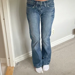Lågmidjade jeans bootcut 💗 - Snygga jeans som jag köpt på Vinted , kommer aldrig till användning därför säljer jag dem skriv vid frågor 💗pris kan diskuteras 