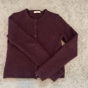 Vinröd kofta från Gina Tricot XS - Mysig vinröd kofta från Gina Tricot i fluffig stickad kvalitet med fina knappar framtill. Perfekt att styla med både jeans och kjol. Jätte mysig färg nu till höst/vinter!❣️