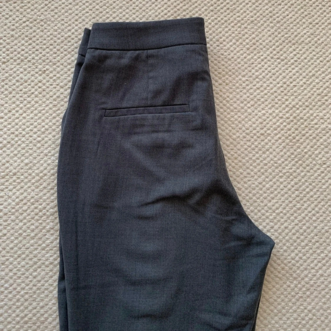 Grå kostymbyxor med bootcut från Twist - 1