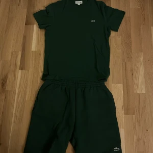 Mörkgrön Lacoste tracksuit - Jätte snygg Lacoste tracksuit. Den är mörkgrön och tröjan är lite skrynklig för den inte har användts något. Helt nya kommer med Lacoste påsen. Om du har frågor skriv. 