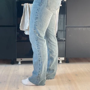 Ljusblå raka jeans från Zara🩵 - Säljer ett par ljusblå jeans från Zara med raka ben, mid waist i storlek 36! Benen är avklippta (se sista fotot). Jag är 160 och dom är lite långa för mig i benen! Pris kan diskuteras🩵(Säljer två par till raka jeans)