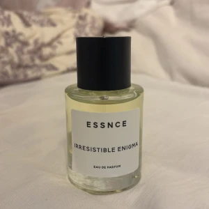 ESSNCE Irresistible Enigma parfym - Parfum från ESSNCE med doften ”Irresistible Enigma”. En av deras bästsäljare, tyvärr så passade inte parfymen mig i smaken. Bara att skriva om du har frågor.💗
