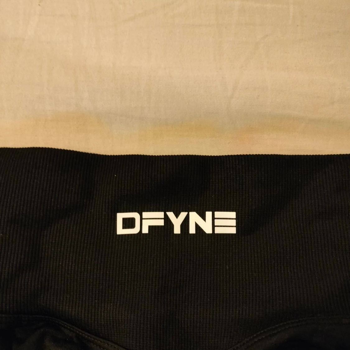 Svarta träningsshorts från DFYNE - 3