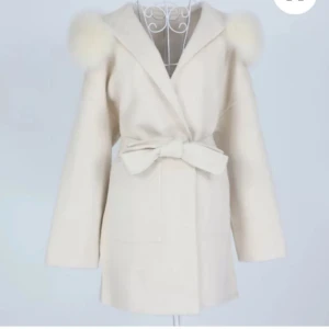 SÖKER Beige kappa  - SÖKER antingen i denna färgen eller svart🙏🏾, i storlek xs❤️