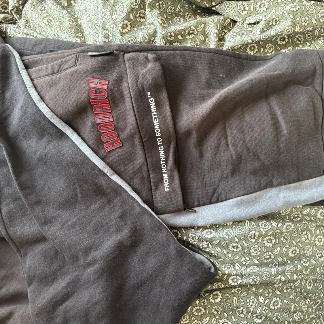 Grå HOODRICH tracksuit med röd logga - 3