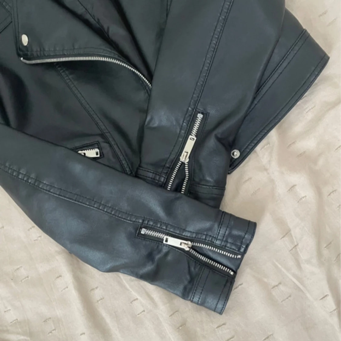 Svart croppad skinnjacka med dragkedjor - 3