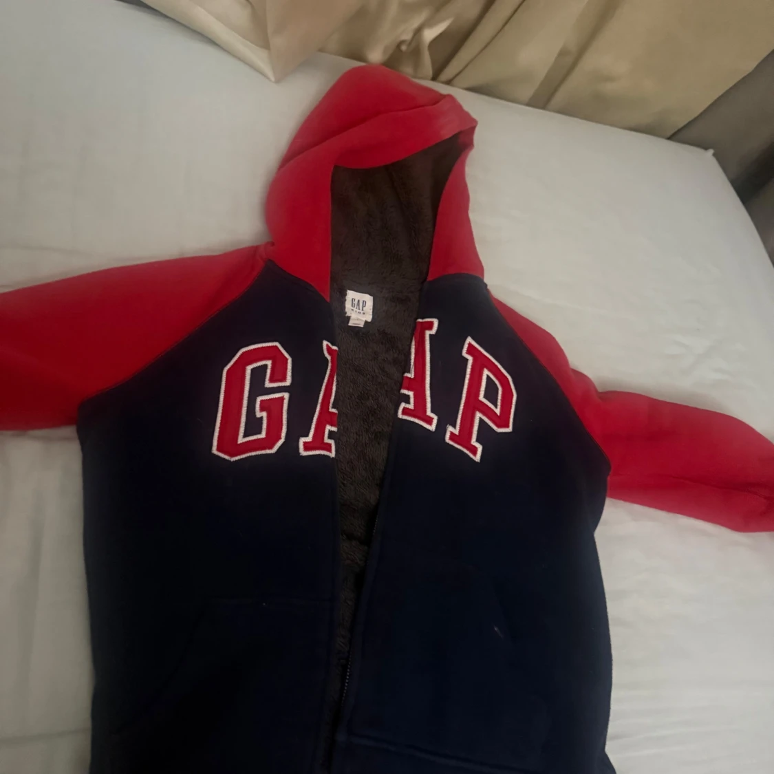 Blå och röd hoodie från GAP Kids