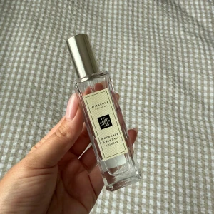 Jo Malone Wood Sage & Sea Salt - Fräsch parfym från Jo Malone i doften Wood Sage & Sea Salt, 30ml oanvänd. Säljer för HALVA priset! Perfekt för dig som gillar naturliga och friska dofter.