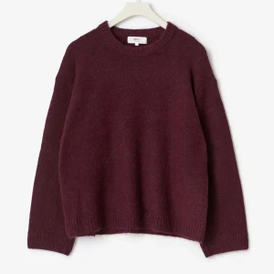 Vinröd stickad tröja från Gina Tricot - Mysig vinröd stickad tröja från Gina Tricot med rund halsringning och långa ärmar. Tröjan har en relaxed fit och ribbade muddar vid ärmslut och nederkant. Perfekt för lager-på-lager under kyliga dagar.