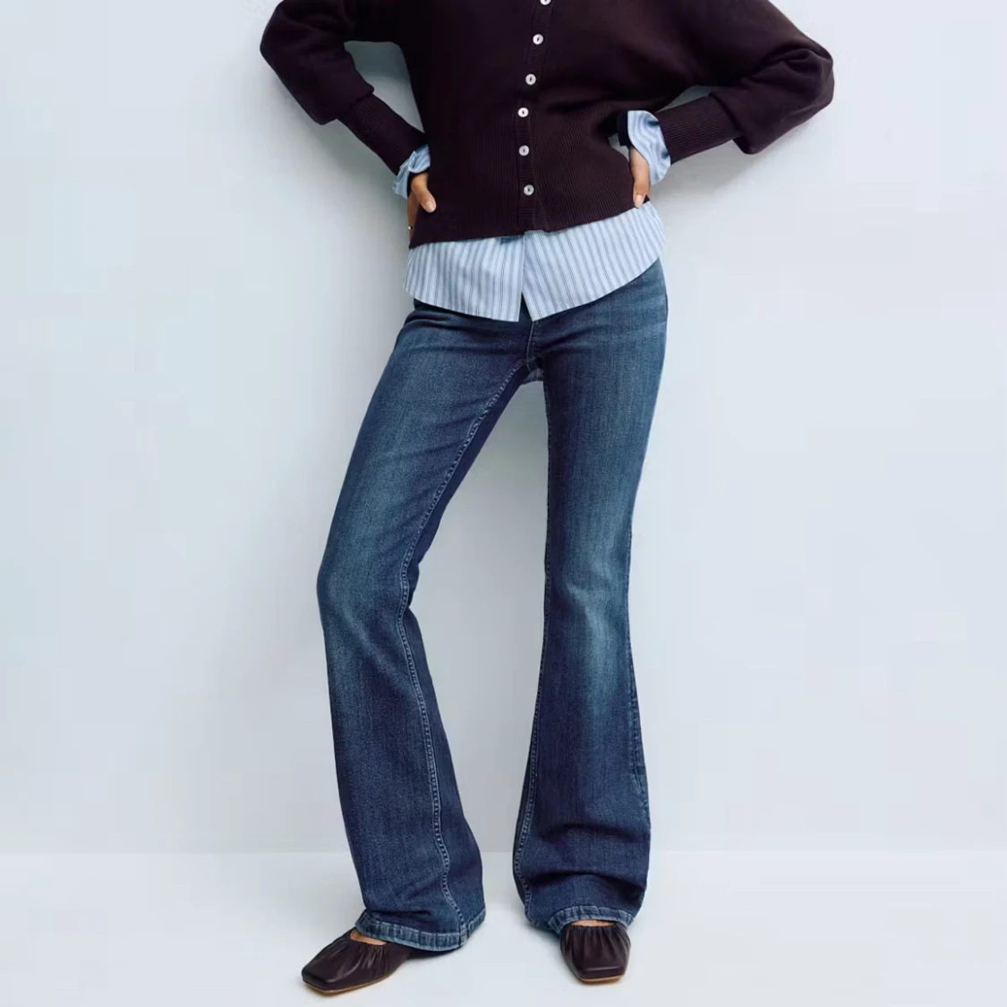 Blå bootcut jeans med utsvängda ben