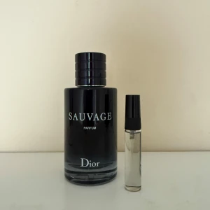 Dior Sauvage Parfum - Dior Sauvage Parfum, en klassisk och maskulin doft från Dior. Flaskan är 100 ml och det är cirka 50 ml kvar. Ingår även en 5 ml sample som du kan ha med dig när du går ut eller går på dejter. Detta är Parfum versionen, det betyder att den är starkare än Eau de Toilette och Eau de Parfum 