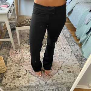 Svarta lågmidjade bootcut kostymbyxor - Snygga svarta kostymbyxor med bootcut och lågmidjade!!🥰🥰 från Nelly i storlek s, men har tagit bort lappen för att jag skulle kunna vicka ner de ännu mer lågmidjat🤭🤭