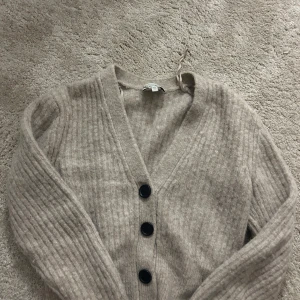 Beige kofta från & Other Stories - storlek xs/xxs. har tyvär någon fläck på lappen men går säkert bort med vanish