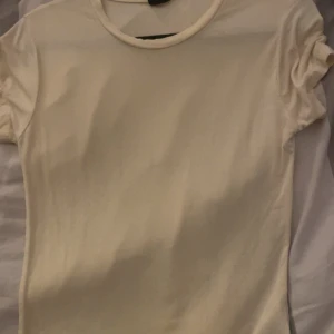 Ljusgul t shirt i soft touch  - Säljer denna som aldrig är använd, så därför är priset som det är… nypris 180 har jag för mig 