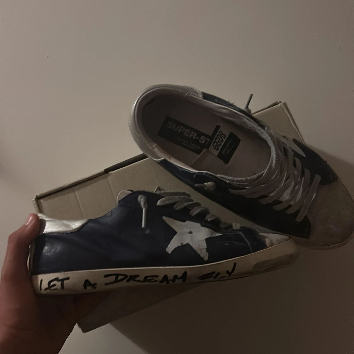Blå och vita sneakers med stjärna - 1
